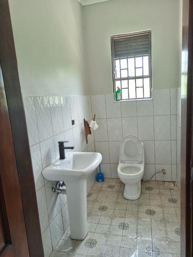 Chimpanzee Capital Safari Lodge Bigodi المظهر الخارجي الصورة
