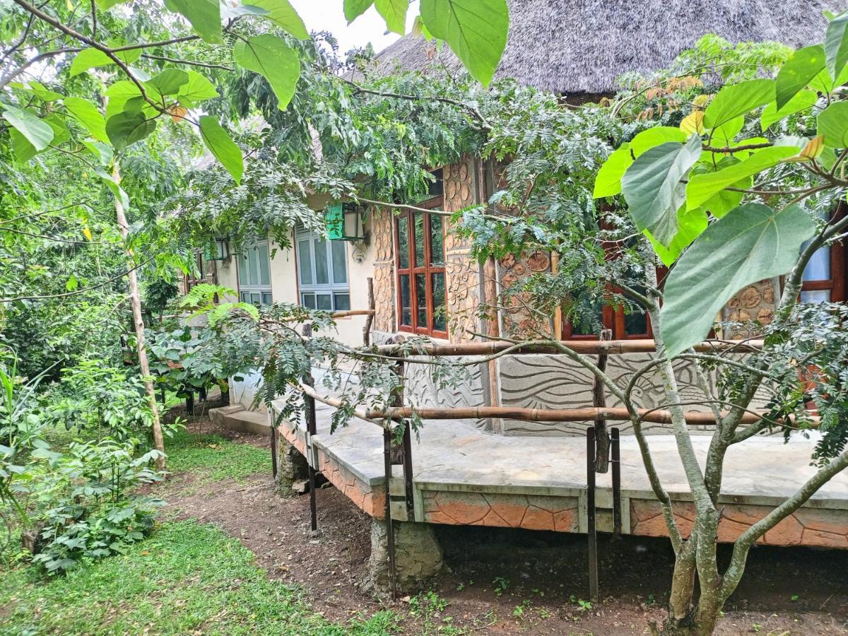 Chimpanzee Capital Safari Lodge Bigodi المظهر الخارجي الصورة